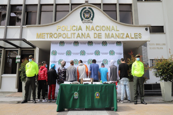Personas capturadas-policías custodiando 