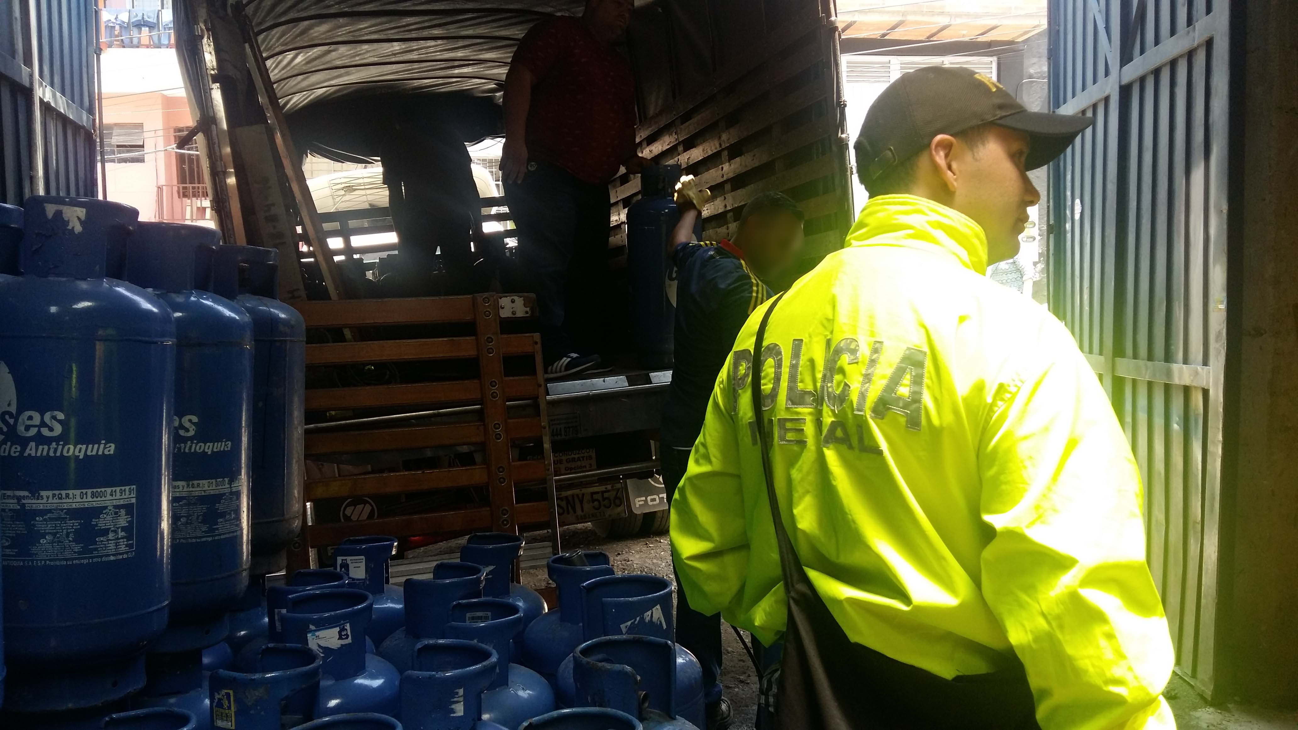 Policía de Sijin inspecciona cilindros de gas licuado de petróleo