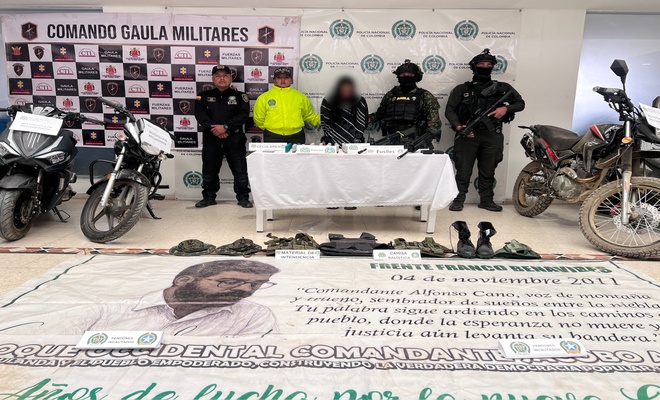 Una mujer capturada la cual se encuentra esposada con Polic&iacute;a de SIJIN, GOES y Gaula Militar, asimismo, al fondo 22 motocicletas recuperadas y material b&eacute;lico 