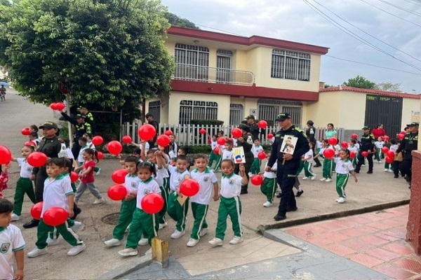 Policías y comunidad conmemorando el Día Internacional de las Manos Rojas