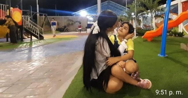 Patrullera Carmen Lucía Escobar Sánchez con su hija