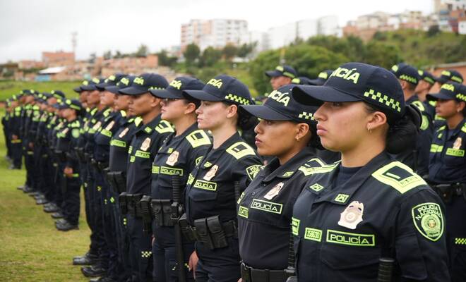 patrulleros de policía en formación