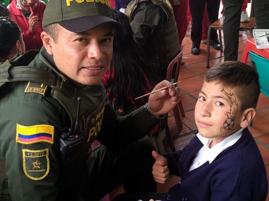 Jóvenes participan de actividades recreativas 