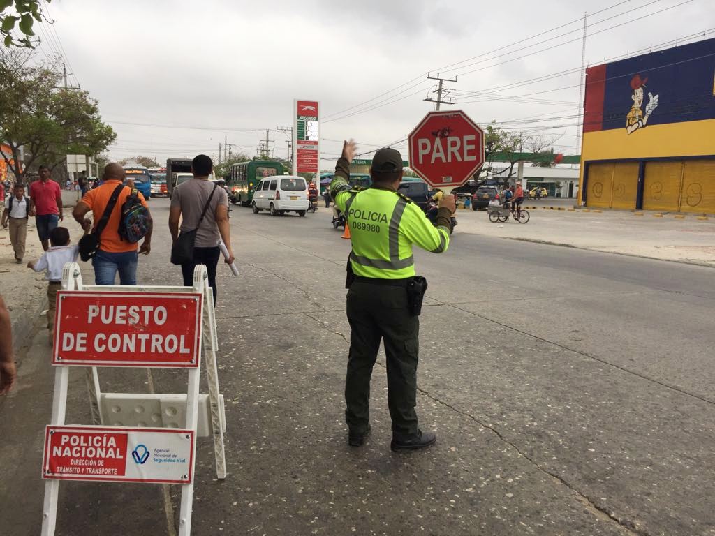 Como estrategia de seguridad nuestros uniformados se tomaron los principales paraderos de buses. 