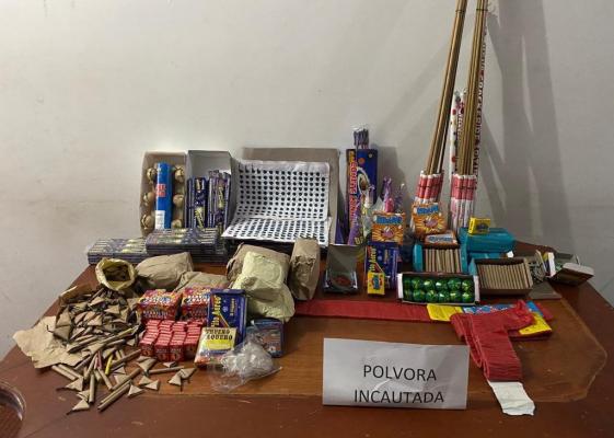 Pólvora incautada-policías custodiando