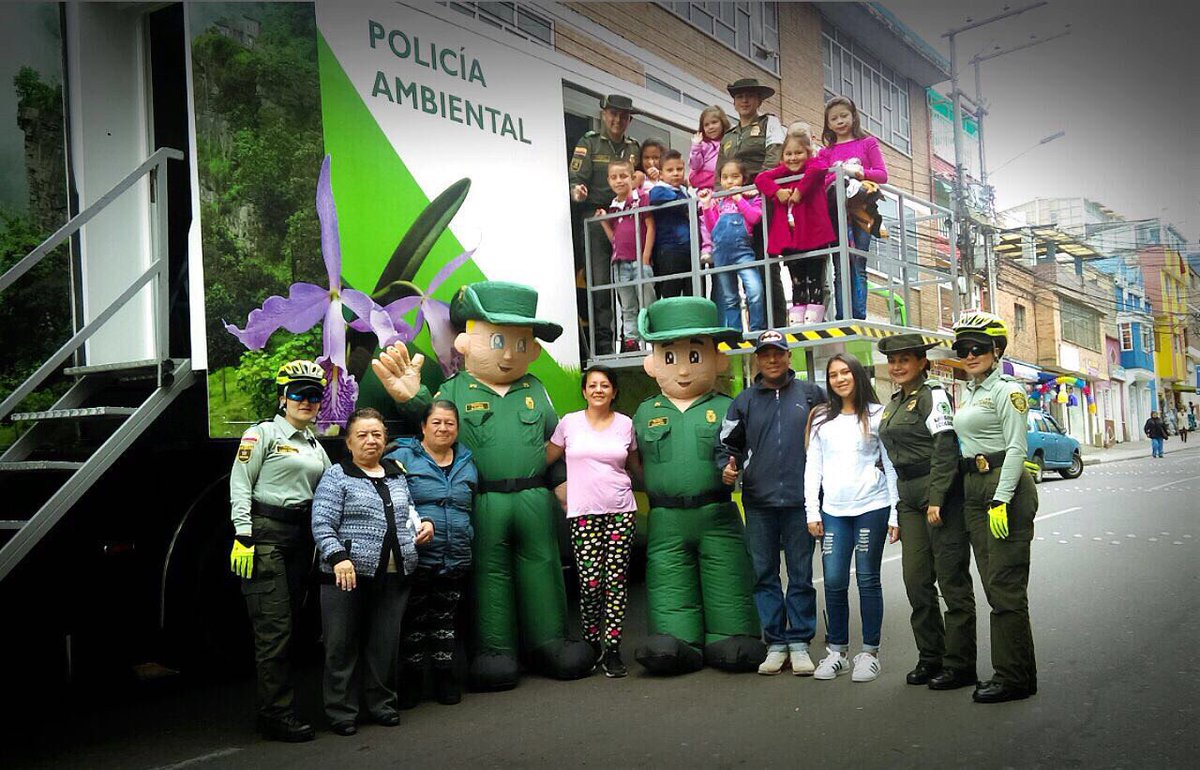 policias-en-campaña-por-la-proteccion-de-la-palma-de-cera