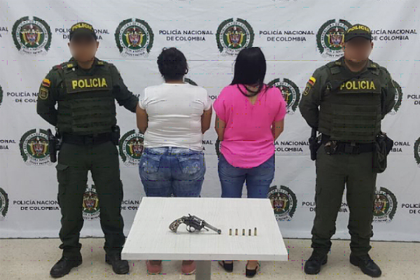 Las femeninas fueron sorprendidas con un revólver calibre 38 camuflado en un bolso