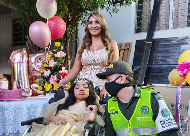 Policía de infancia y adolescencia cumpliendo sueños 