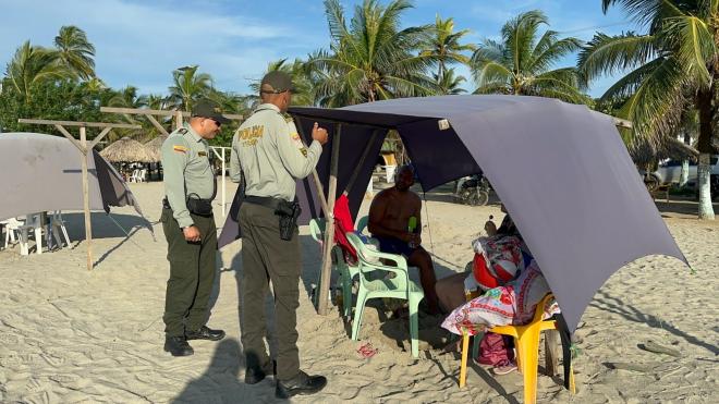 Policía de Turismo realizando actividades de prevención en las playas de Sucre 
