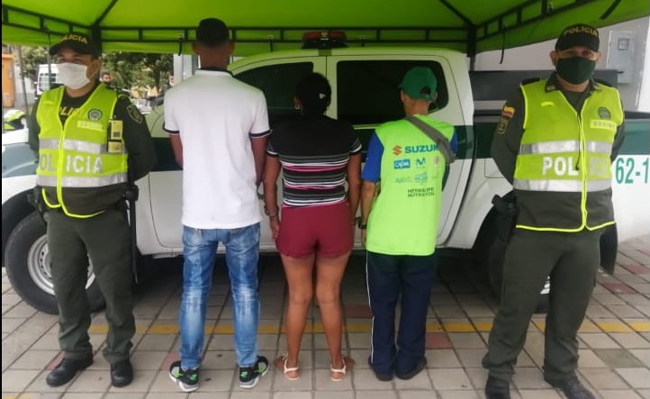 Policía capturó dos hombres y una mujer por daño en bienes del estado.
