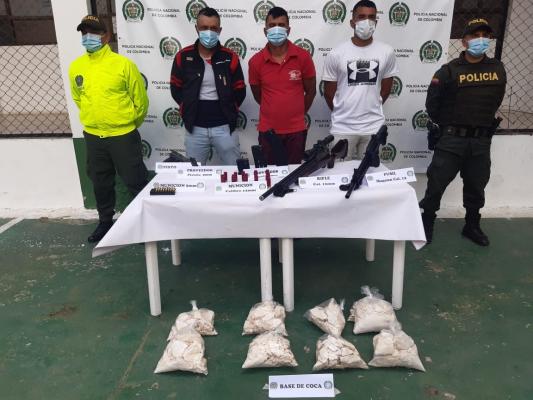 3 personas capturadas-policías custodiando-