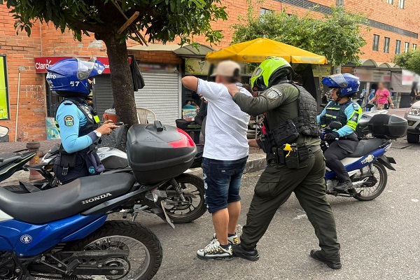 Policía realiza registro a persona a un ciudadano