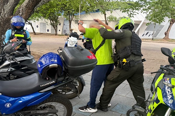 Policía adelanta procedimiento de registro a persona