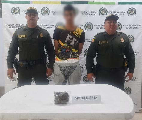 Persona capturada-policías custodiando