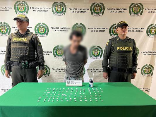 Persona capturada-policías custodiando 