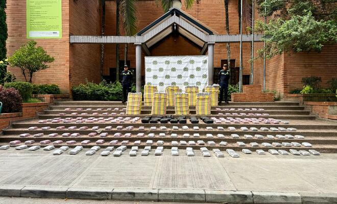 En la entrada de la Seccional de Investigaci&oacute;n Criminal en Medell&iacute;n, se ven m&uacute;ltiples paquetes de marihuana incautada, organizados y esparcidos en el suelo, con un total aproximado de 547 kilos
