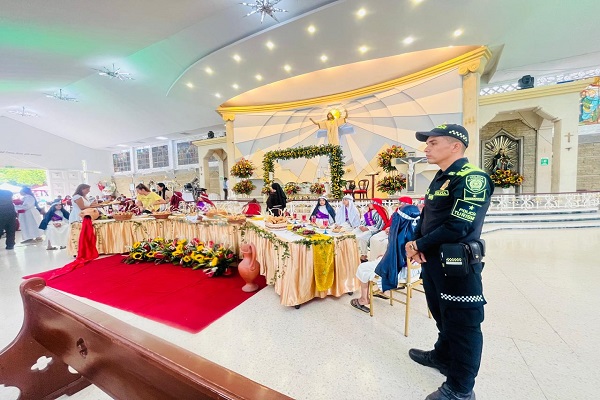 Polic&iacute;a de turismo realizando acompa&ntilde;amiento a las actividades liturgicas