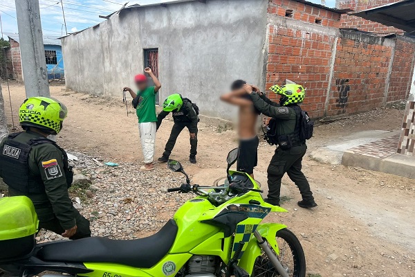 Tres polic&iacute;as realizan actividades de registro y control a dos ciudadanos