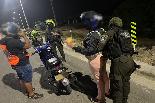 Dos Policía realiza registro a persona a dos ciudadanos