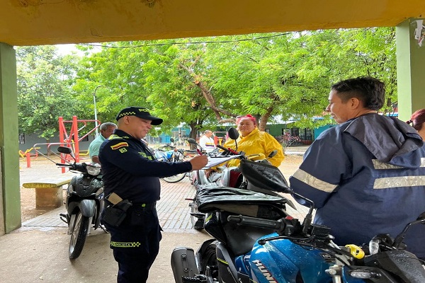 Uniformado realiza la marcación de motocicletas durante una jornada de prevención