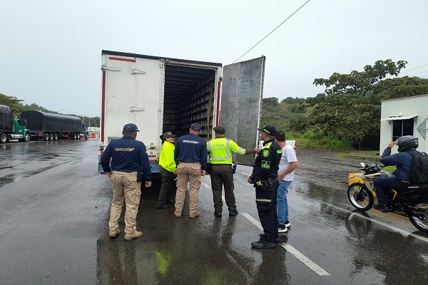Tres Policías, tres funcionarios de migración, un ciudadano con su vehiculo