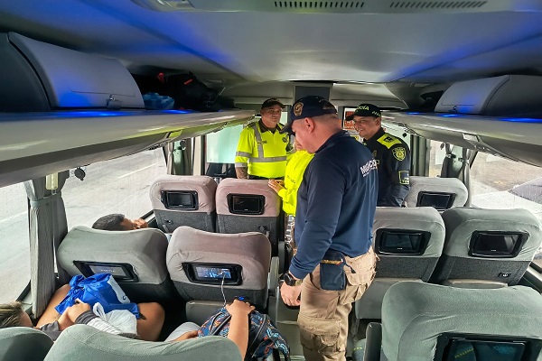 Tres Policías, un funcionario de migración, ciudadanos en bus 