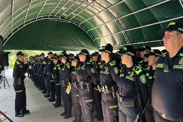 El comandante de la Policía Metropolitana de Neiva brinda instrucciones al personal uniformado