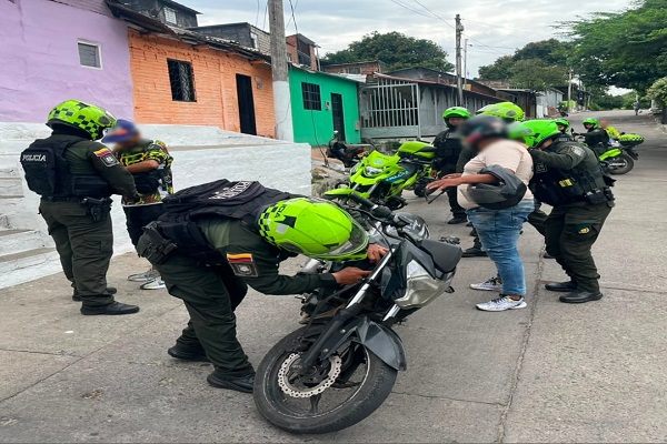 Funcionarios en actividades de registro y control 