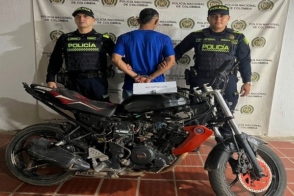 Dos Polic&iacute;as, un hombre capturado y una motocicleta