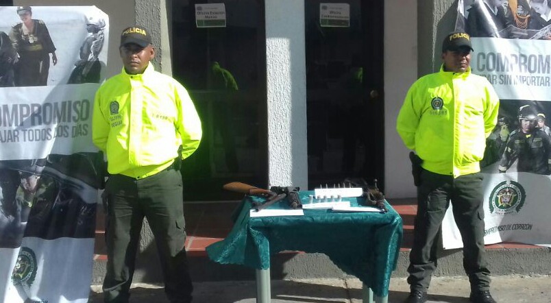 policías-y-armas-incautadas