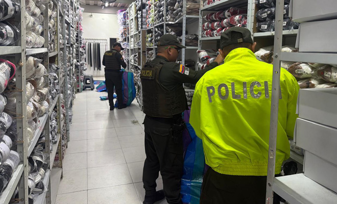 policias_revisando_el_calzado_de_contrabando