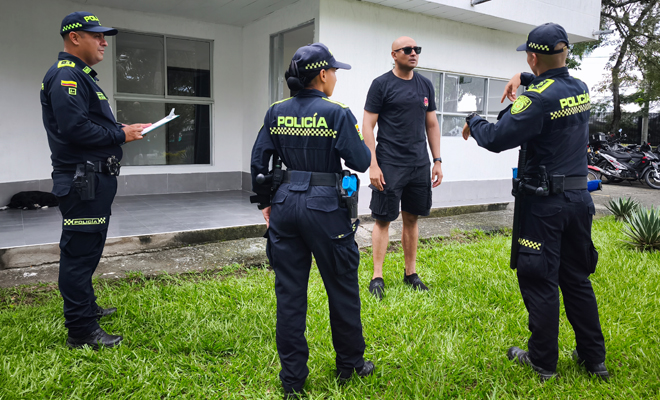 estudiantes_realizando_registro_a_persona