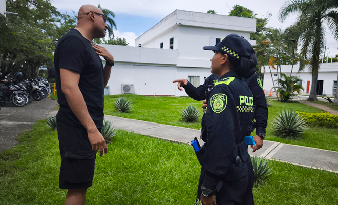 estudiantes_realizando_registro_a_persona