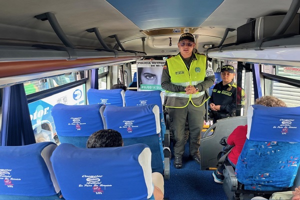 Dos Policías brinda recomendaciones a la ciudadanía en transporte publico 