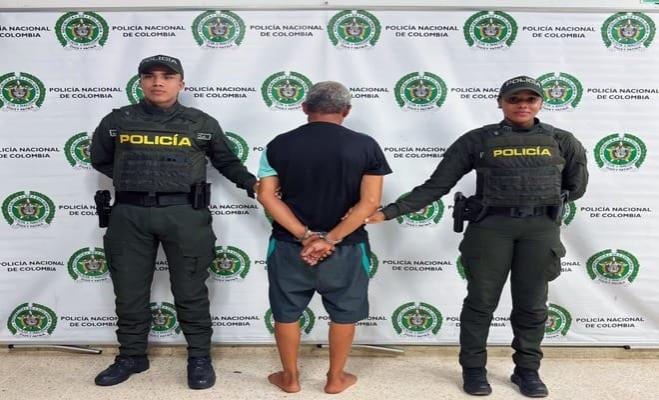 dos policías capturan a un ciudadano por violación intrafamiliar