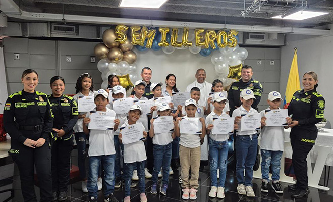 Policías con los niños y niñas vinculados al programa