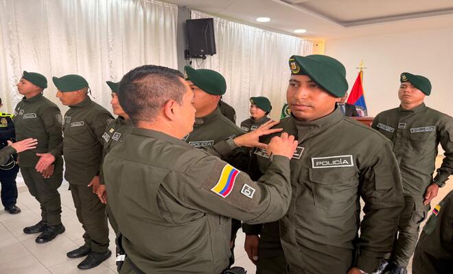 Oficial de la Policía imponiendo reconocimiento a uniformado 