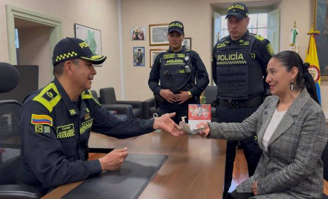 Tres polic&iacute;as realizan la devoluci&oacute;n de dinero a la propietaria