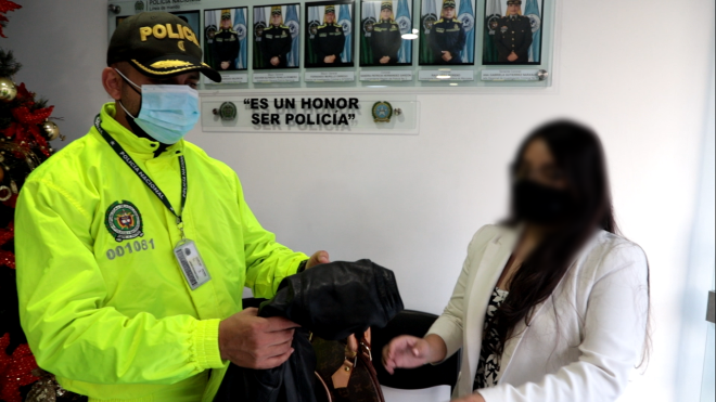 Policía entregando elementos recuperados
