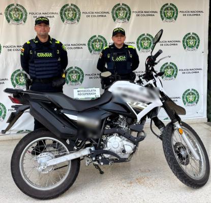 Dos Polic&iacute;as, frente a motocicleta recupedrada