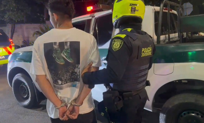 Hombre capturado viste camiseta blanca