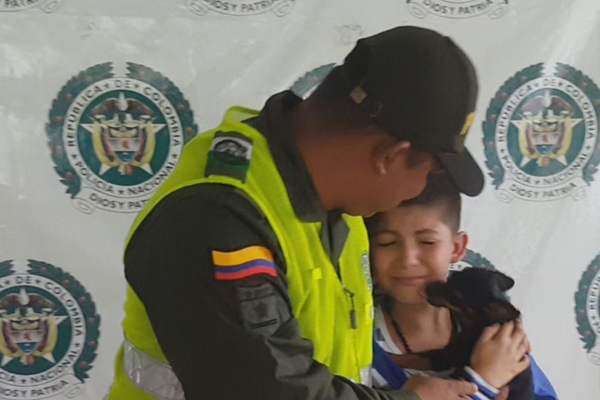 Emotivo reencuentro entre un niño y su amigo de pilatunas, un peludito de cuatro patas