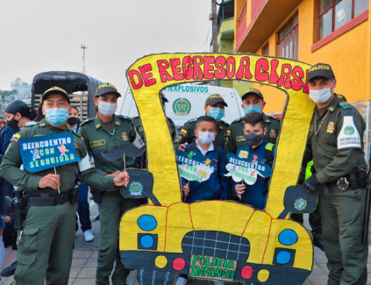 Policía nacional acompaña a estudiantes y docentes para un reencuentro con seguridad y Bioseguridad