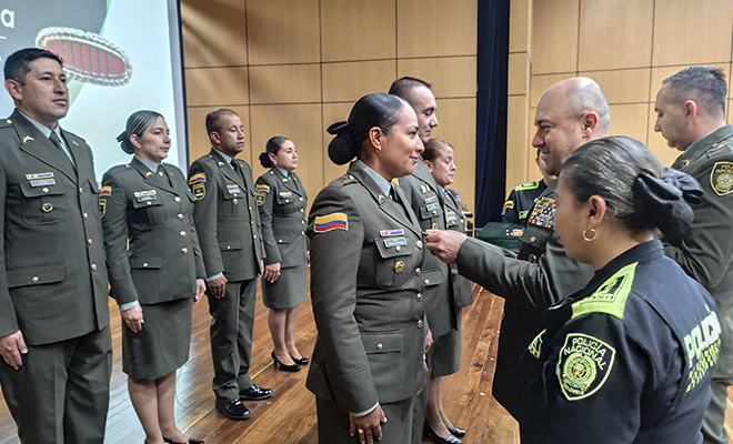 El señor coronel Hernando Antonio Vallejo Valencia, hace imposición de la mención honorífica a los funcionarios de OFPLA