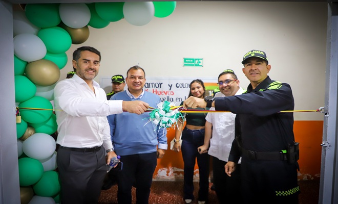 Comandante Policia caldas y comunidad remodelan aula maxima  