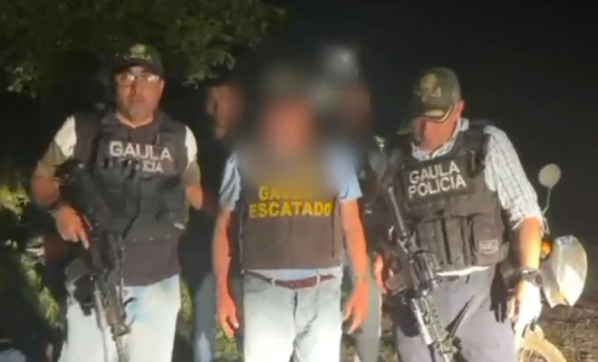 Hombre rescatado en medio de dos Policías