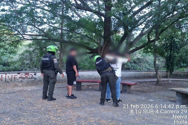 Dos Policías con la ciudadanía en actividades preventivas y de control