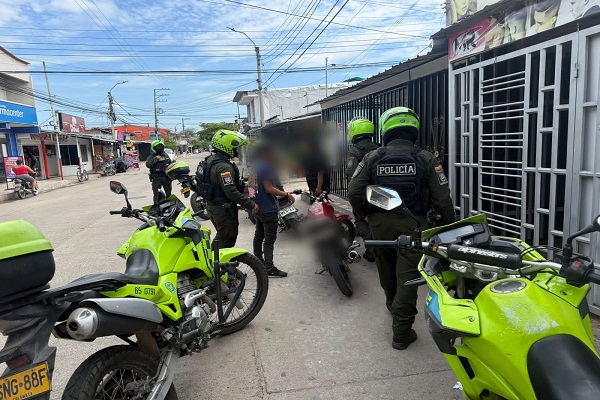 Cuatro Policías con la ciudadanía en actividades preventivas y de control