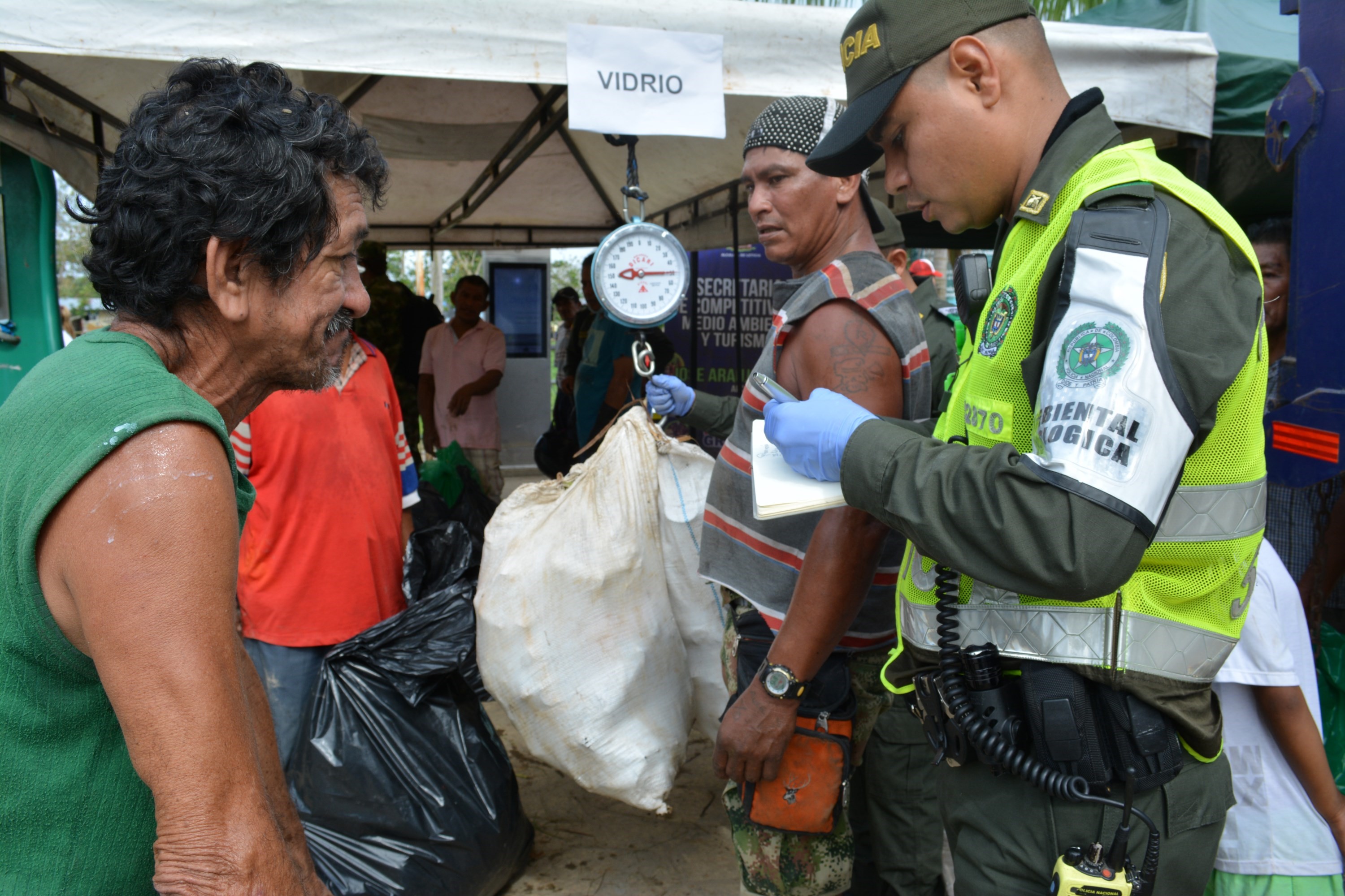 Todas las especialidades de la policía trabajaron con ahínco en la limpieza del malecón turístico
