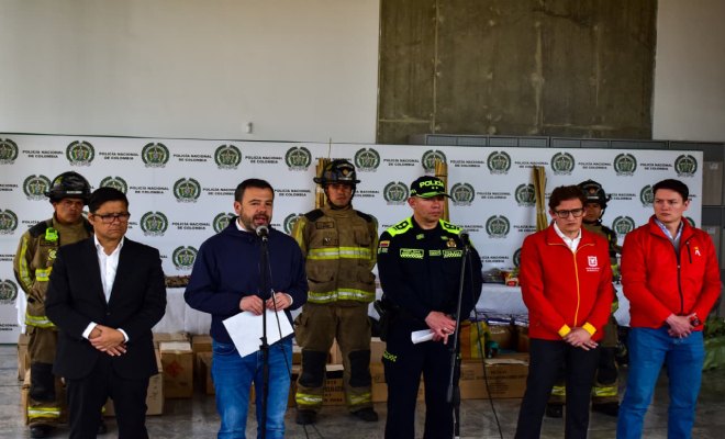 Alcalde, bomberos y polic&iacute;a en rueda de prensa con p&oacute;lvora incautada